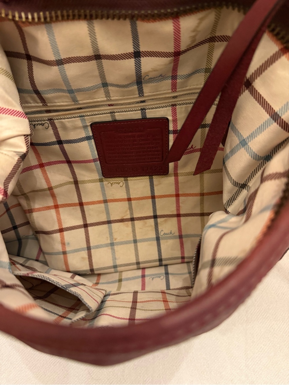 Vintage Coach bucket bag. Wine Leather Shoulder Bag with Brass Hardware - Picture 5 of 7